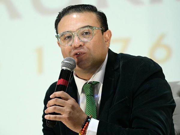 Jaime Cort�s, moderador