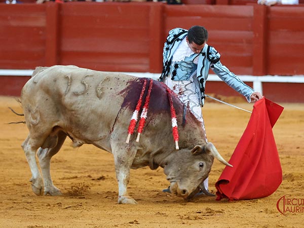 Templando por el izquierdo