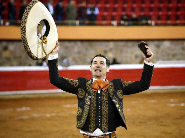 Alfredo, oreja en mano
