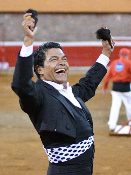 Ben�tez, feliz con las dos orejas en mano