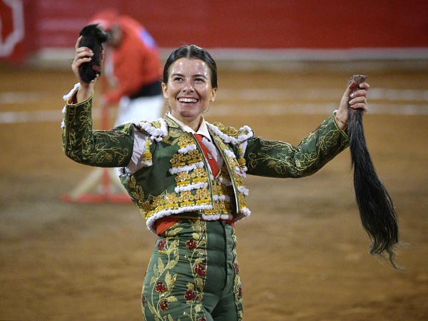 El primer rabo cortado por una torera