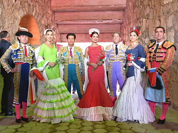 Las reinas de la feria con los toreros
