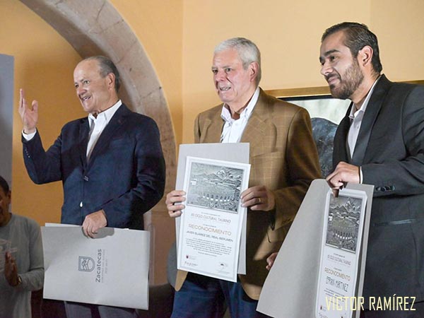 Efra�n Mart�nez con los ganaderos