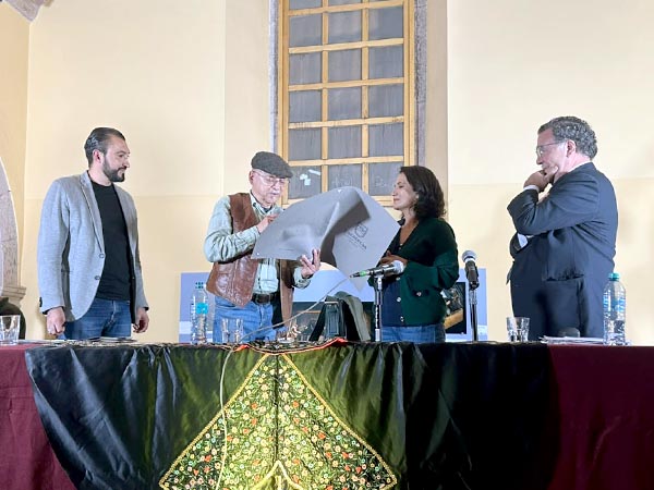 J�nea Estrada recibe reconocimiento