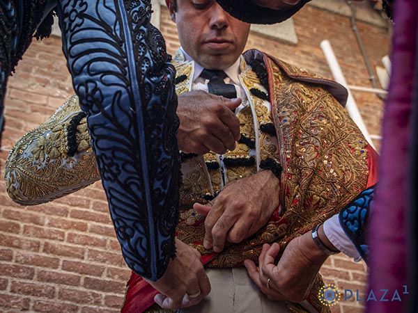 Liando el capote de gala