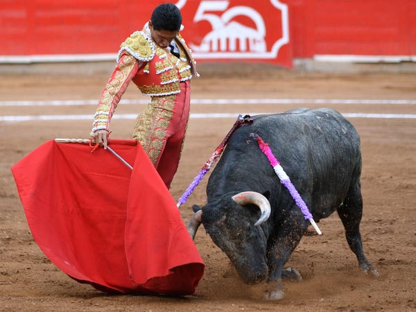 Pies clavados en la arena