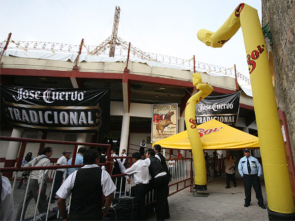 La entrada a la plaza