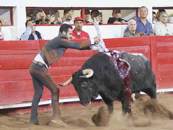 Bajo la atenta mirada de Enrique Garza