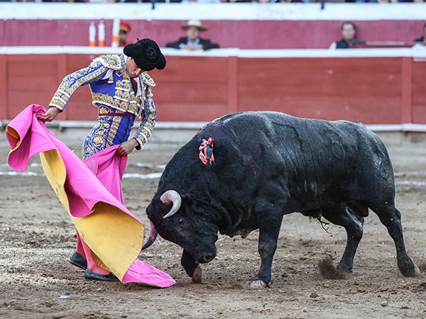 Manos a la cadera