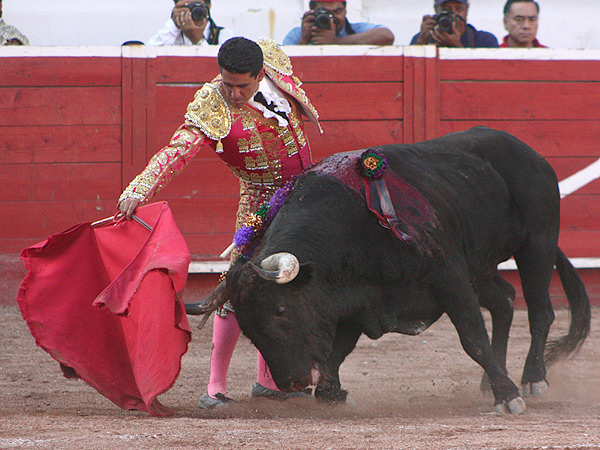 Manolo Mart�nez, por derecha