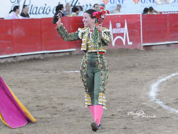 Oreja y claveles