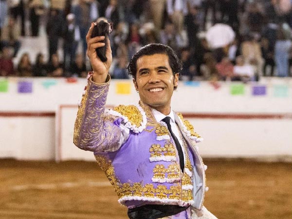 Festejo de tres orejas del queretano