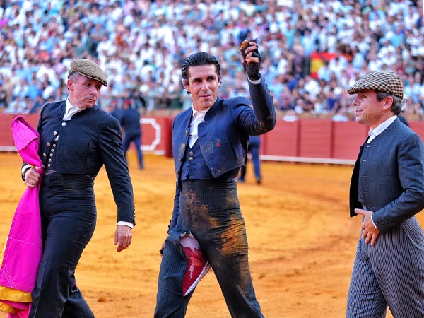 Talavante herido, paseo dos orejas