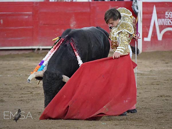 Le entendi� sitio y distancia