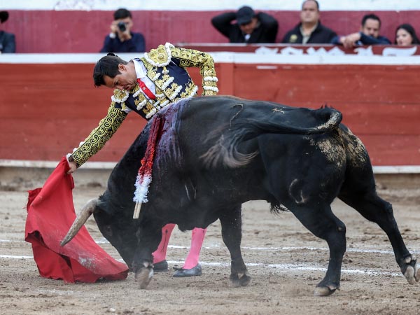 Oficiando con mando