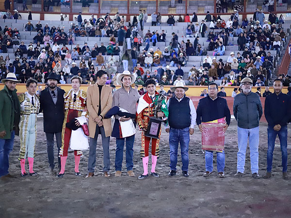 Las autoridades entregan el trofeo a Julio