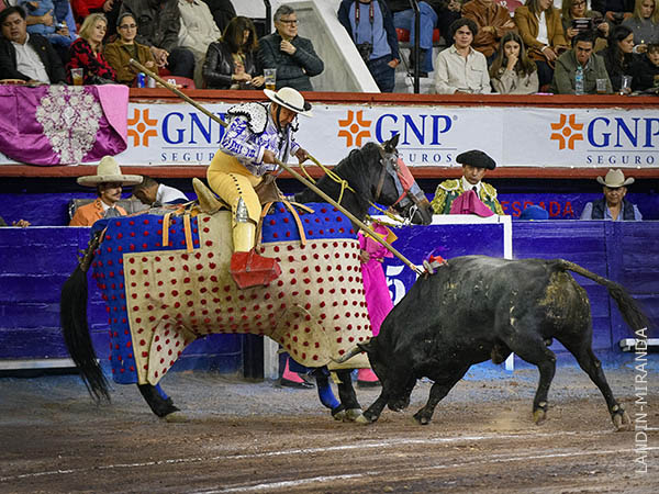Juan Cobos lo prende del morrillo