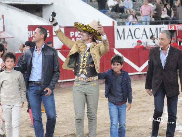 Gamero y los ganaderos en la vuelta