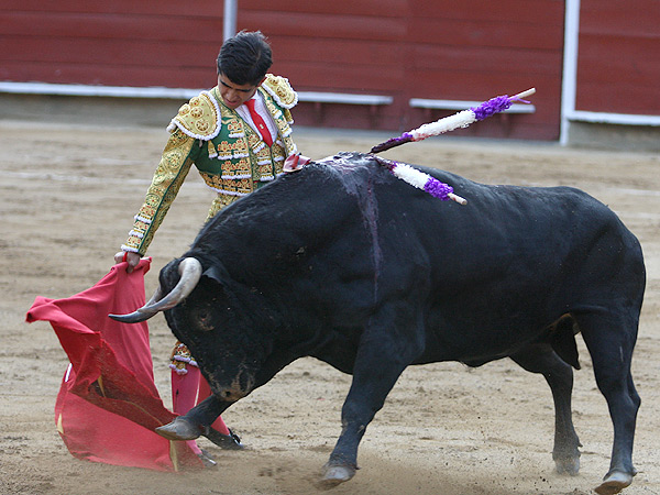 Con las manos por delante