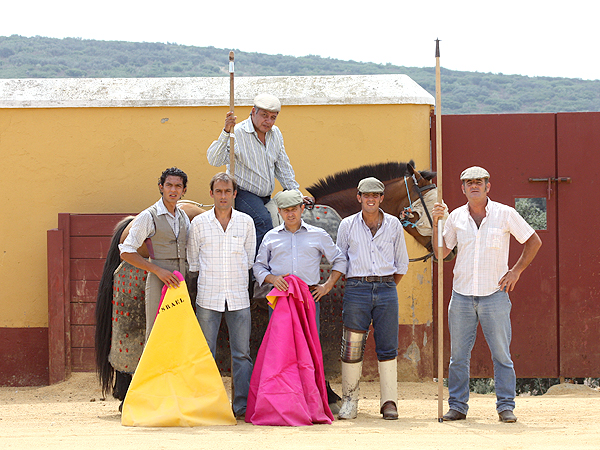 Acompa�ado de su cuadrilla