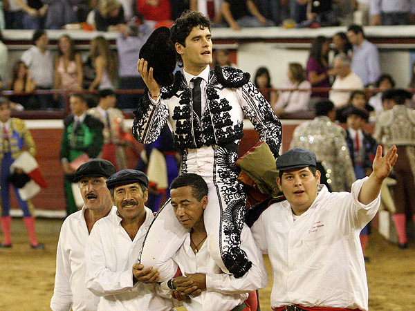 Cort� dos orejas y sali� a hombros