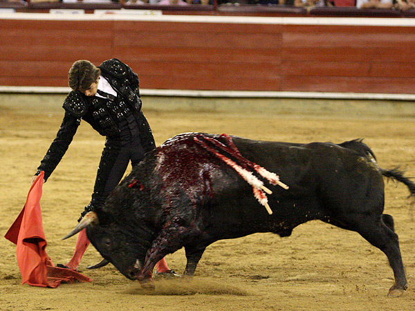 No era f�cil someterlo