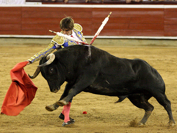 Las manos por delante