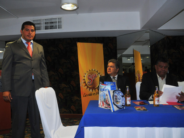 Marco Castilla hijo, explicando