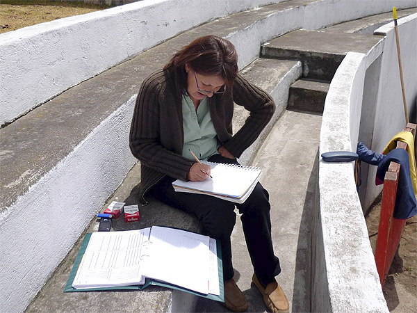 La ganadera, Amparo, toma nota