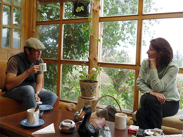 Comentando con la ganadera