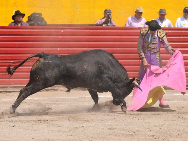 Mecido lance de Adri�n Padilla