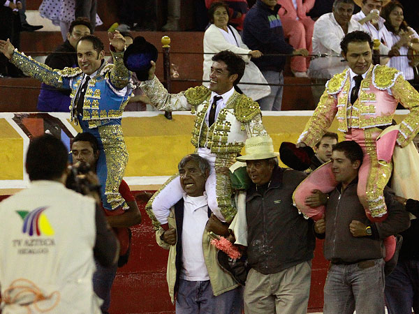 Los triunfadores a hombros