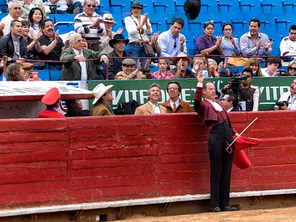 Brindando a don Rafael Baez