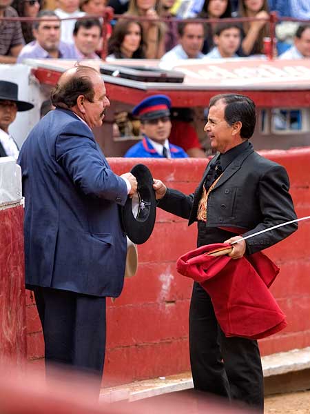 Brindando a su gran amigo