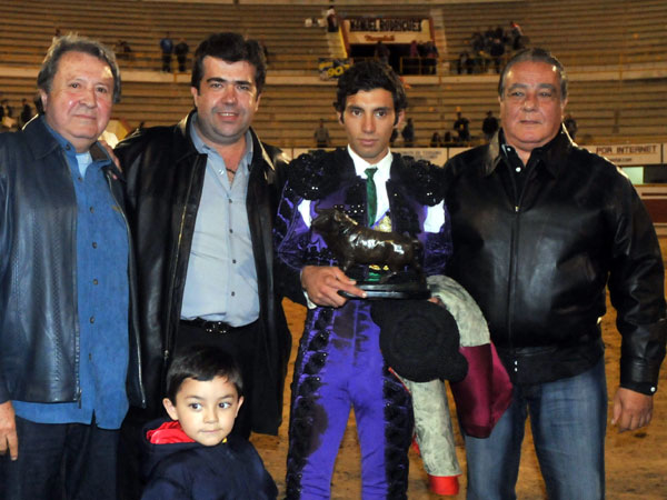 Mora gan� el trofeo en disputa