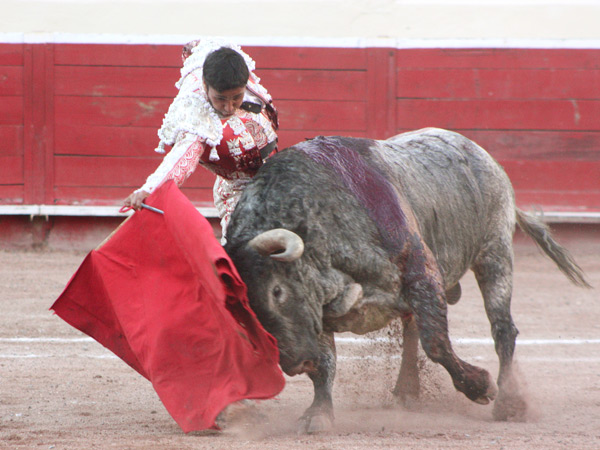 Aguantando la fuerte embestida