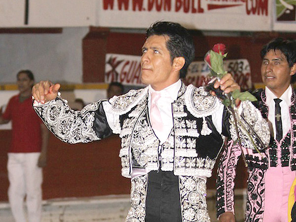 Y cort� otra oreja