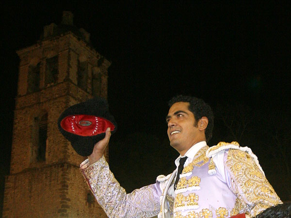 Garibay fue sacado a hombros