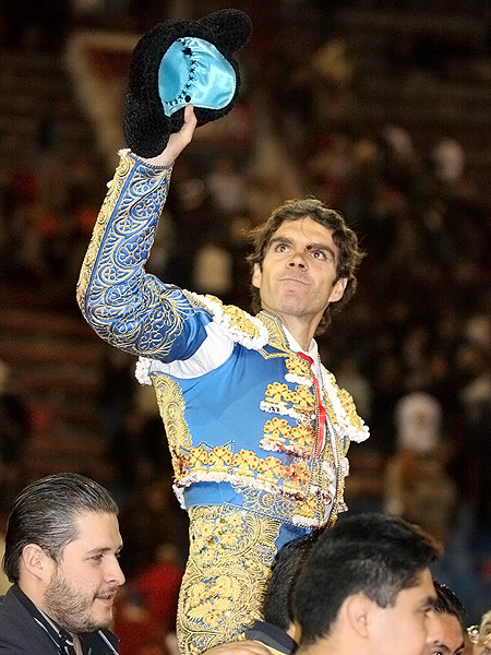 Cort� una oreja a cada toro