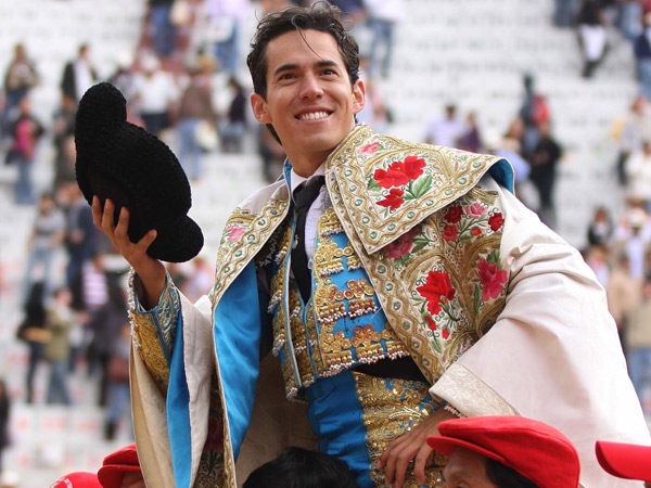 Apote�sica salida a hombros