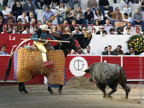 A. Ju�rez lo recibe de largo  (A.L)