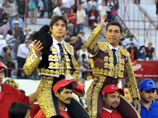 Ambos salieron a hombros