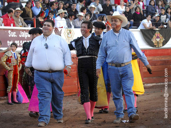Ganaderos y matador en la vuelta