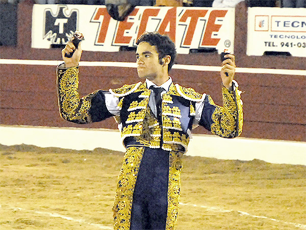 Con las orejas del sexto