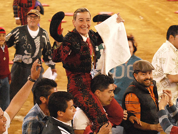 La malague�a sali� a hombros