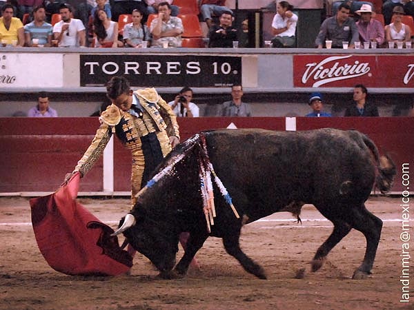 Con la mano en la cintura