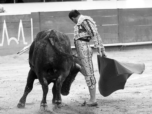 Cambio de muleta por la espalda