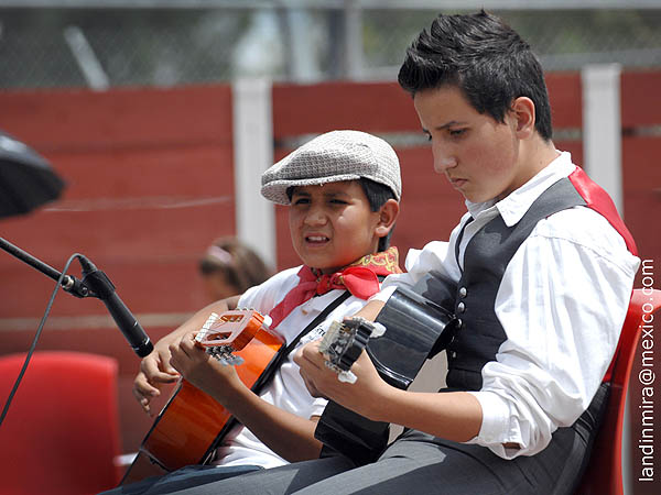 Luis Angel y Daniel en la guitarra