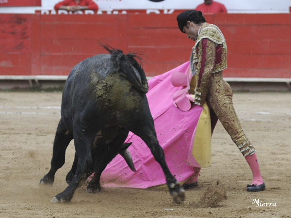 Con la figura erguida