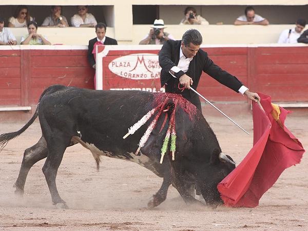 Ayudado de Hern�n Ondarza